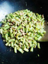 梅干菜肉末炒豆角的做法步骤8