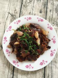 葱瓣儿荆芥炒腊肉的做法步骤11
