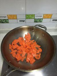 胡萝卜藕片小炒的做法步骤3