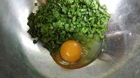 韭菜鸡蛋荞麦饼的做法步骤2