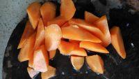 玉米胡萝卜毛豆骨头汤的做法步骤2