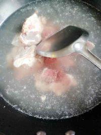 莲藕胡萝卜淮山筒骨汤的做法步骤1